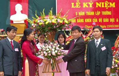 Mái trường thân yêu (tập san kỷ niệm 5 năm thành lập trường)